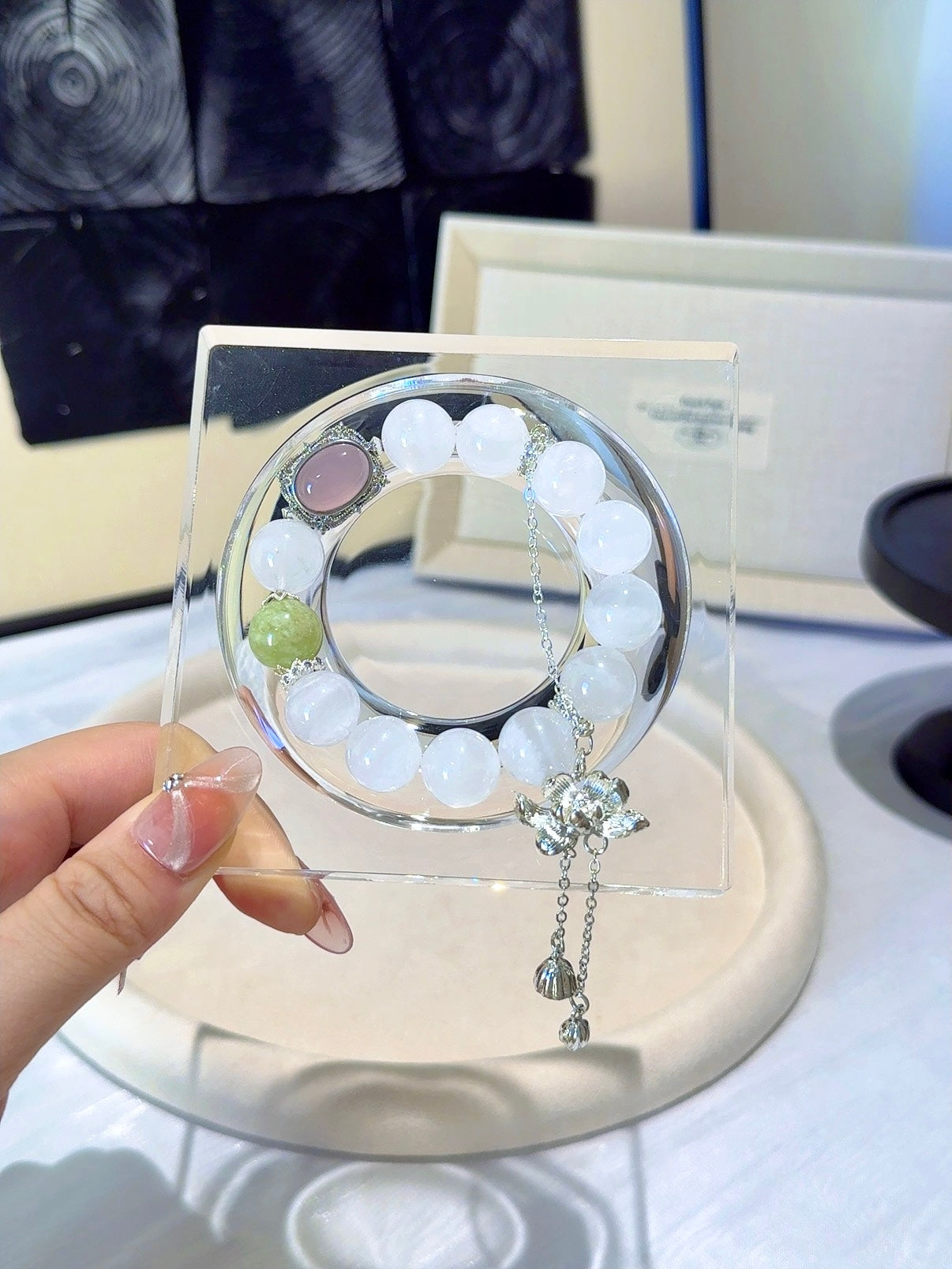 ▫️▪️ White ghost Xiuyu powder crystal magic box bracelet